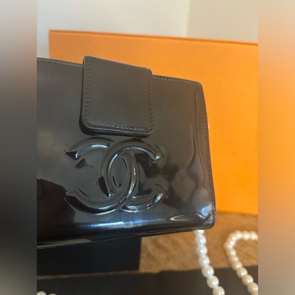 CHANEL FULL INCLUSION Camellia Patent Leather Bifold Pearl Crossbody Wallet - Picture 3 of 17